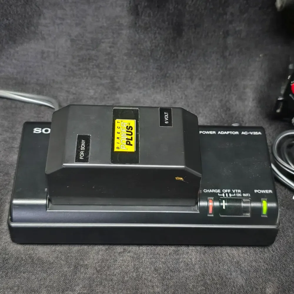 SONY Video Camera Recorder CCD-TRV91 Camcorder Charger Batteries & Videotape